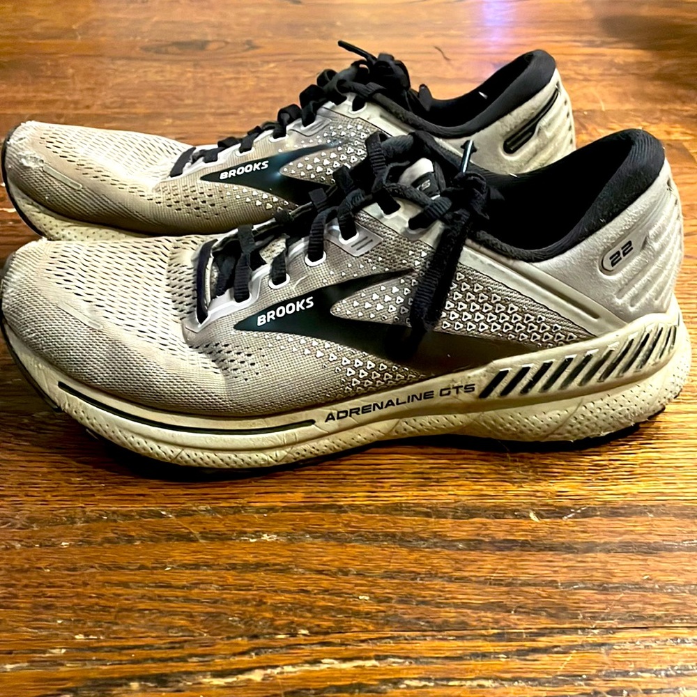 Brooks Adrenaline 22 GTS Size 9 Gray